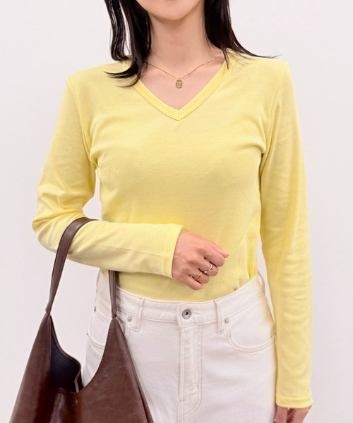 CLOTHY(クロシィ)の「【インナーにも使いやすいスッキリVネック!】スムースVネック長袖Tシャツ(Tシャツ/カットソー・レディース・オフホワイト/ブラック/イエロー/グレー/ブラウン/ネイビー/レッド/オリーブ/グレイッシュベージュ/ダークグリーン/チャコールグレー/ピンク/パープル・SMALL/MEDIUM/LARGE/X-LARGE/XX-LARGE)」の14枚目の写真