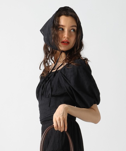 FOREVER 21（フォーエバー トゥエンティーワン）の「【2025SS】バブーシュカ付きオフショルブラウス（シャツ/ブラウス・レディース・オフホワイト/ブラック・FREE）」の4枚目の写真