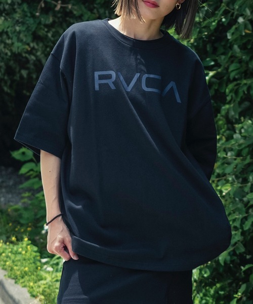 RVCA（ルーカ）の「RVCA メンズ BLINDER BOX SS Tシャツ 【2025年夏モデル】/ルーカ半袖バックプリントロゴTシャツ（Tシャツ/カットソー・メンズ・ブラック/ホワイト/ピンク/ブルー系その他/スミクロ・LARGE/MEDIUM/SMALL/X-LARGE）」の2枚目の写真