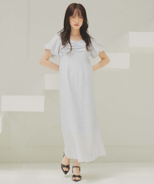 archives(アルシーヴ)の「小花柄2wayオフショルワンピース(ワンピース・レディース・ブルー/アイボリー/ブラック・MEDIUM)」の6枚目の写真
