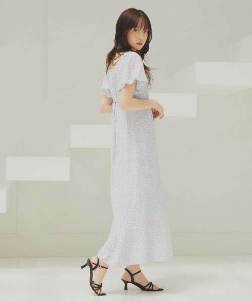 archives(アルシーヴ)の「小花柄2wayオフショルワンピース(ワンピース・レディース・ブルー/アイボリー/ブラック・MEDIUM)」の4枚目の写真