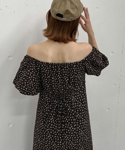 archives（アルシーヴ）の「小花柄2wayオフショルワンピース