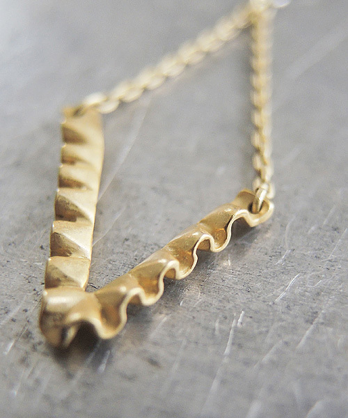 SCALA（スカラ）の「【SCALA/スカラ】フリルVピアス/made in JAPAN（日本製）（ピアス（両耳用）・レディース・ゴールド/アンティークゴールド・FREE）」の5枚目の写真