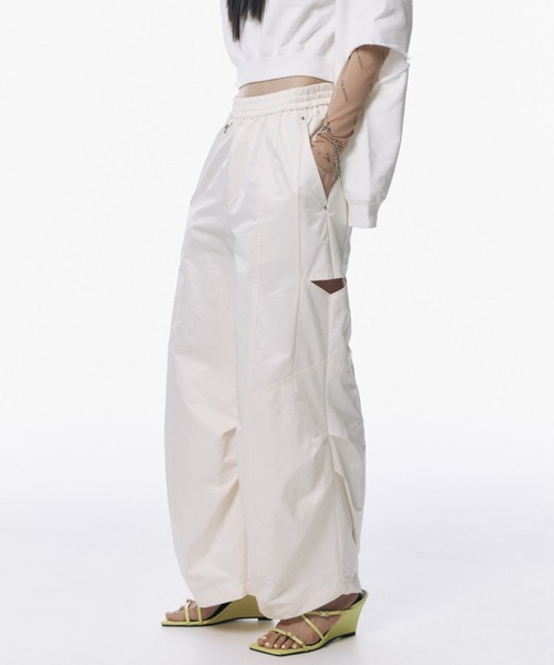 JOSE MOON(ジョゼムーン)の「SIDE TUCK TAFFETA PANTS/サイドタックタフタパンツ(その他パンツ・レディース・ブラック/ホワイト・FREE)」の2枚目の写真