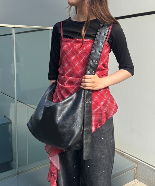 FOREVER 21(フォーエバー トゥエンティーワン)の「【2025SS】ハトメショルダーバッグ(ショルダーバッグ・レディース・ブラック/ブラウン・FREE)」の7枚目の写真