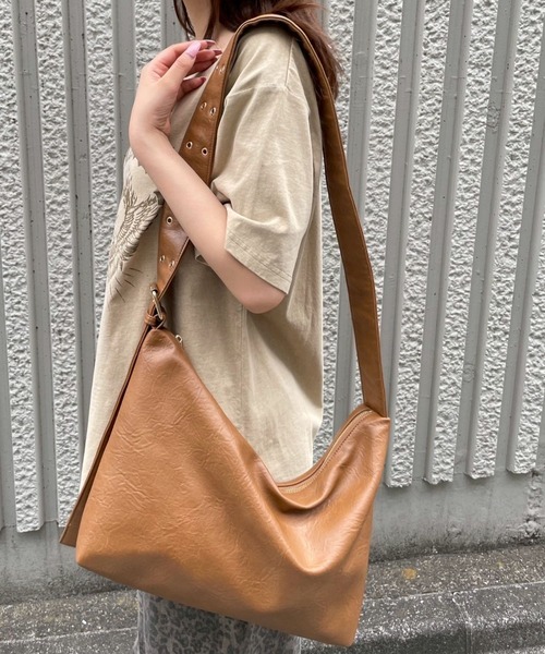 FOREVER 21(フォーエバー トゥエンティーワン)の「【2025SS】ハトメショルダーバッグ(ショルダーバッグ・レディース・ブラック/ブラウン・FREE)」の3枚目の写真