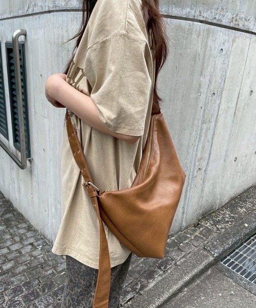 FOREVER 21(フォーエバー トゥエンティーワン)の「【2025SS】ハトメショルダーバッグ(ショルダーバッグ・レディース・ブラック/ブラウン・FREE)」の4枚目の写真