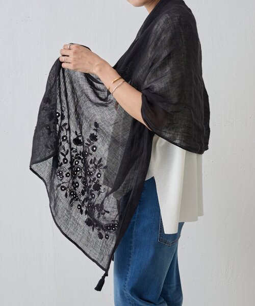 BEARDSLEY(ビアズリー)の「《CITRUS》フラワー刺繍タッセルストール(ストール/ショール・レディース・ベージュ/ブラック・FREE)」の10枚目の写真