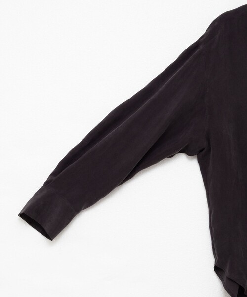 NOLLEY’S（ノーリーズ）の「《セットアップ対応》ウォッシャブルシルキーキュプラドレープシャツ（シャツ/ブラウス・レディース・ベージュ/ブラウン/チャコールグレー・38）」の5枚目の写真