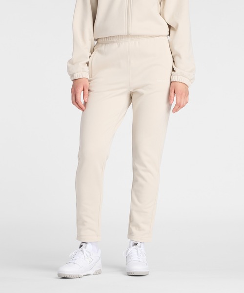 New Balance メンズ ベージュパンツ　5 New Balance メンズ ベージュパンツ 5 NEW BALANCEのスニーカーを使っ