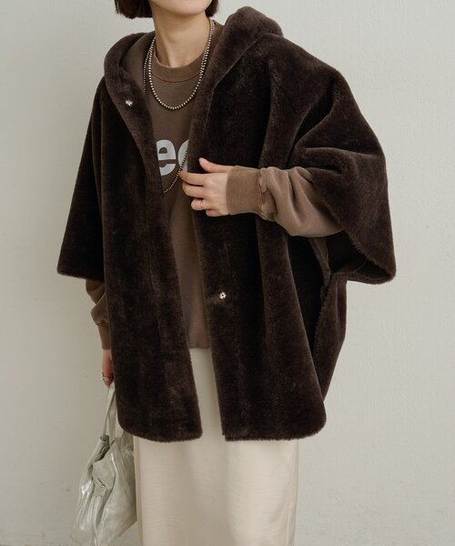 Omekashi（オメカシ）の「ショートファーボンディングポンチョ（ポンチョ・レディース・ベージュ/チャコールグレー・FREE）」の2枚目の写真