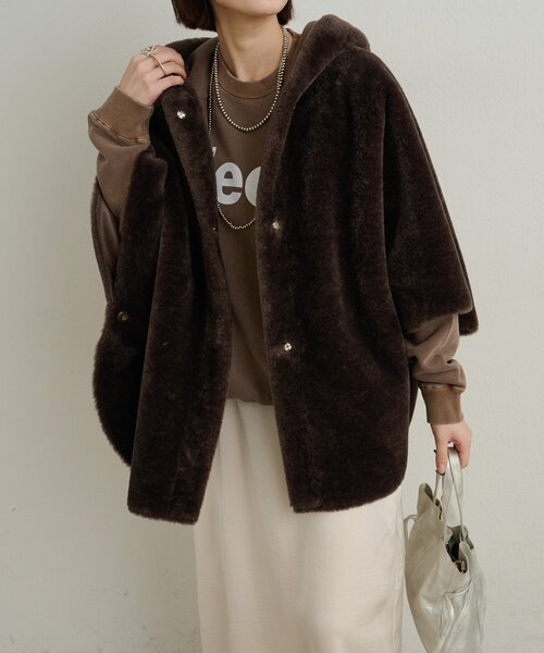 Omekashi（オメカシ）の「ショートファーボンディングポンチョ（ポンチョ・レディース・ベージュ/チャコールグレー・FREE）」の11枚目の写真