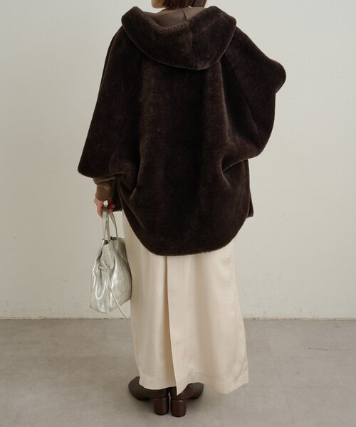 Omekashi（オメカシ）の「ショートファーボンディングポンチョ（ポンチョ・レディース・ベージュ/チャコールグレー・FREE）」の17枚目の写真