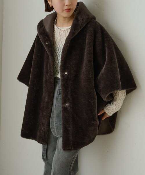 Omekashi（オメカシ）の「ショートファーボンディングポンチョ（ポンチョ・レディース・ベージュ/チャコールグレー・FREE）」の18枚目の写真