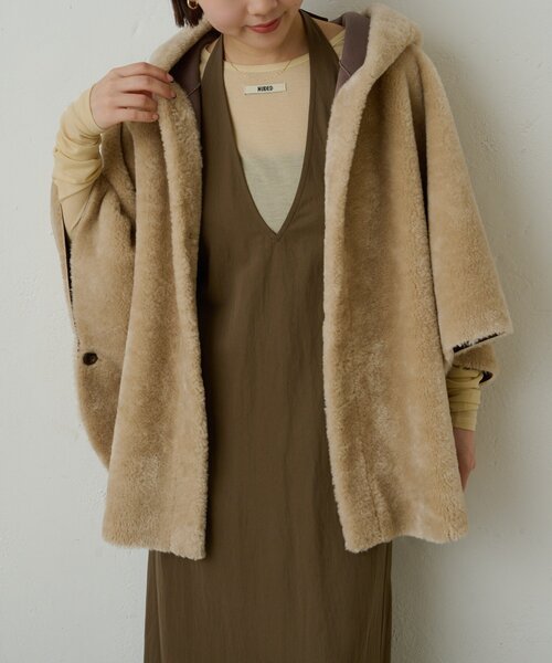 Omekashi（オメカシ）の「ショートファーボンディングポンチョ（ポンチョ・レディース・ベージュ/チャコールグレー・FREE）」の3枚目の写真