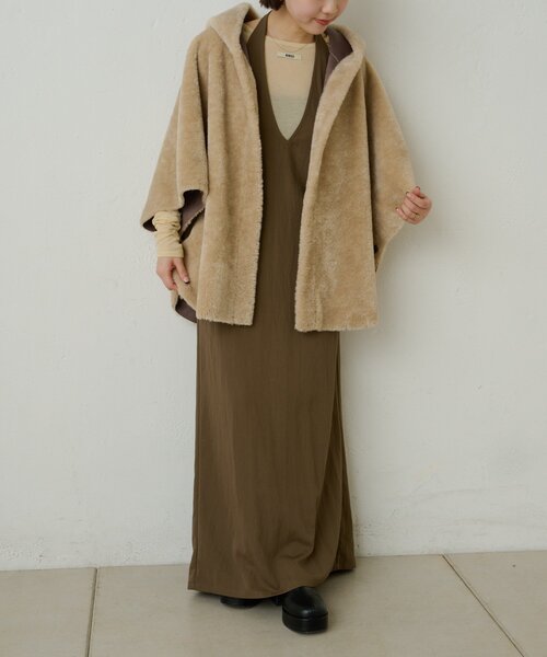 Omekashi（オメカシ）の「ショートファーボンディングポンチョ（ポンチョ・レディース・ベージュ/チャコールグレー・FREE）」の5枚目の写真