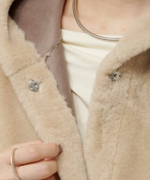 Omekashi（オメカシ）の「ショートファーボンディングポンチョ（ポンチョ・レディース・ベージュ/チャコールグレー・FREE）」の10枚目の写真