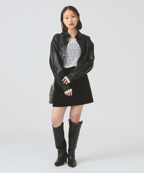 Ray BEAMS（レイビームス）の「フェイクレザー クロップド シャツ（シャツ/ブラウス・レディース・ブラック・ONE SIZE）」の2枚目の写真