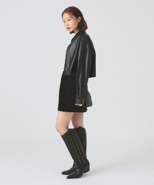 Ray BEAMS（レイビームス）の「フェイクレザー クロップド シャツ（シャツ/ブラウス・レディース・ブラック・ONE SIZE）」の3枚目の写真
