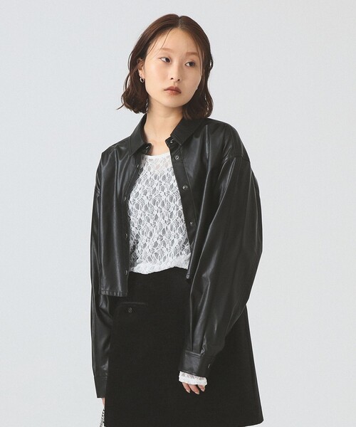 Ray BEAMS（レイビームス）の「フェイクレザー クロップド シャツ（シャツ/ブラウス・レディース・ブラック・ONE SIZE）」の5枚目の写真