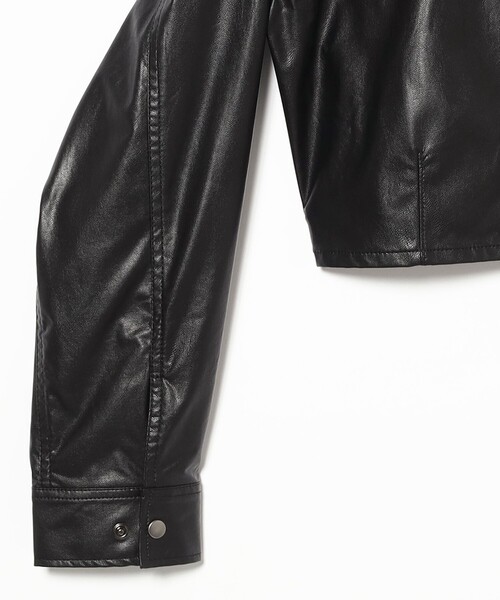 Ray BEAMS（レイビームス）の「フェイクレザー クロップド シャツ（シャツ/ブラウス・レディース・ブラック・ONE SIZE）」の8枚目の写真