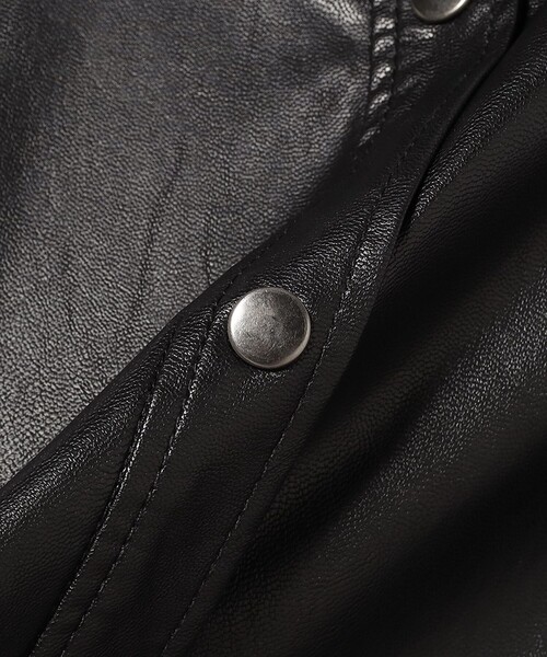 Ray BEAMS（レイビームス）の「フェイクレザー クロップド シャツ（シャツ/ブラウス・レディース・ブラック・ONE SIZE）」の10枚目の写真