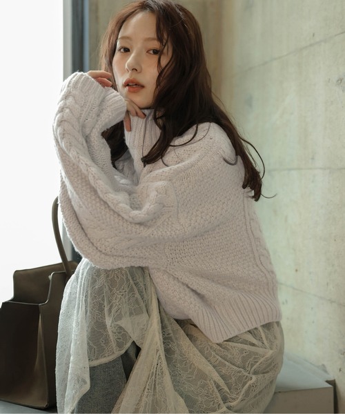 AMELY(エミリー)の「ボリュームスリーブケーブルニット(ニット/セーター・レディース・モカ/ブラック/ベージュ系/グレー・フリー)」の4枚目の写真