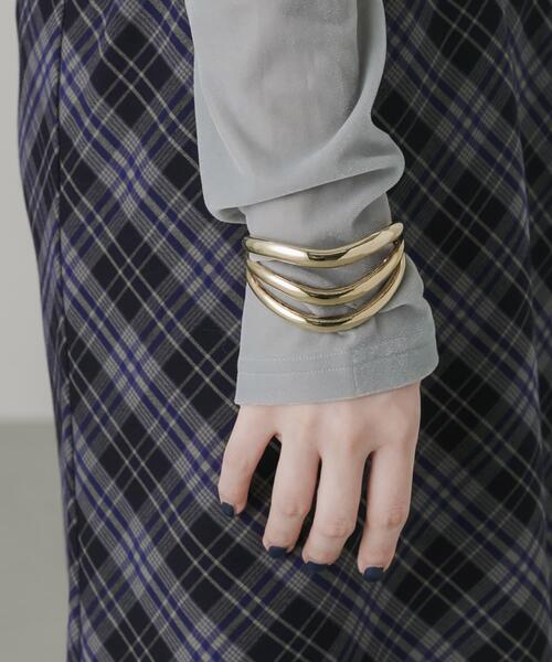 SMELLY(スメリー)の「ウェーブラインワイドメタルバングル(ブレスレット・レディース・ゴールド・-)」の2枚目の写真