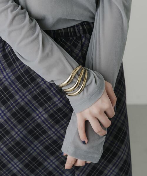 SMELLY(スメリー)の「ウェーブラインワイドメタルバングル(ブレスレット・レディース・ゴールド・-)」の3枚目の写真