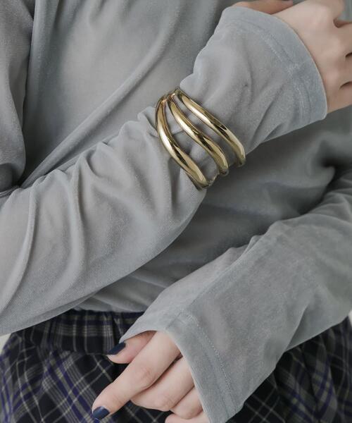 SMELLY(スメリー)の「ウェーブラインワイドメタルバングル(ブレスレット・レディース・ゴールド・-)」の5枚目の写真