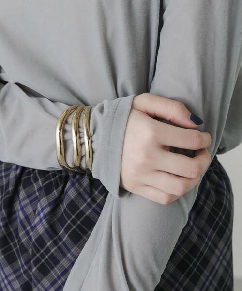 SMELLY(スメリー)の「ウェーブラインワイドメタルバングル(ブレスレット・レディース・ゴールド・-)」の6枚目の写真