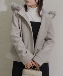 libelle more（リベル モア）の「バックリボンエコファーフードショートコート 通勤  お出かけに きれいめコート（その他アウター）」