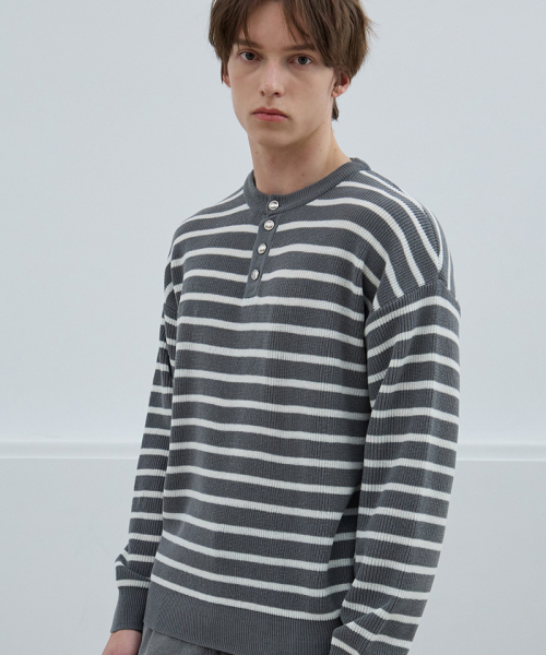 NODU（ノードユー）の「ボタンポイントストライプヘンリーネックラウンドニットTシャツ[グレー]（Tシャツ/カットソー・メンズ・その他・MEDIUM/LARGE）」の4枚目の写真