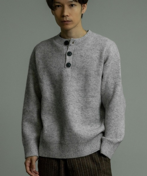 improves（インプローブス）の「ミックスカラー ヘンリーネック ルーズニットプルオーバー（ニット/セーター・メンズ・グレー/ブラウン/ネイビー・MEDIUM/LARGE）」の2枚目の写真