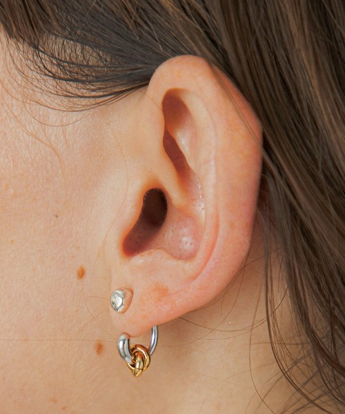 LAPUIS(ラピュイ)の「LAPUIS(ラピュイ) Drop Flow Coil pierced earrings(ピアス(両耳用)・レディース・マルチ/ゴールド・FREE)」の2枚目の写真