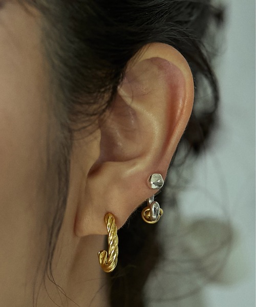 LAPUIS(ラピュイ)の「LAPUIS(ラピュイ) Drop Flow Coil pierced earrings(ピアス(両耳用)・レディース・マルチ/ゴールド・FREE)」の7枚目の写真