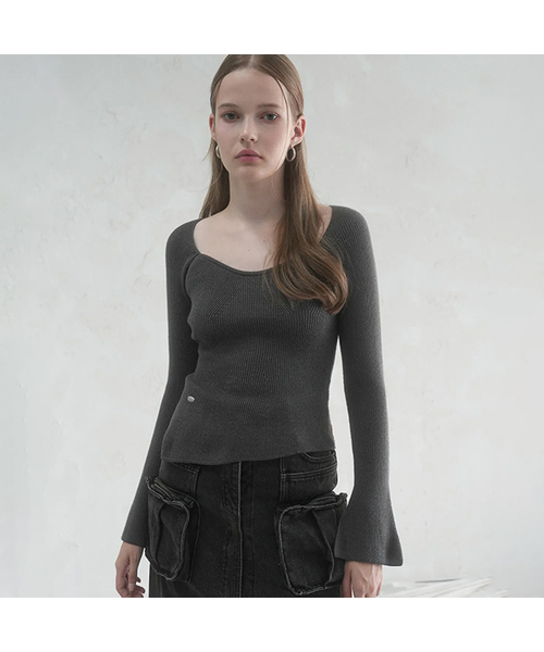 Vivacious(ビバシャス)の「Manon Heart-line Slit Knit - 4COL(ニット/セーター・レディース・ブラック/グレー/アイボリー/チャコール・FREE)」の4枚目の写真