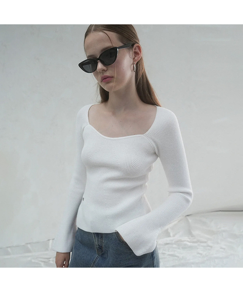 Vivacious(ビバシャス)の「Manon Heart-line Slit Knit - 4COL(ニット/セーター・レディース・ブラック/グレー/アイボリー/チャコール・FREE)」の2枚目の写真