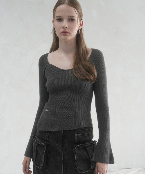 Vivacious(ビバシャス)の「Manon Heart-line Slit Knit - 4COL(ニット/セーター・レディース・ブラック/グレー/アイボリー/チャコール・FREE)」の5枚目の写真