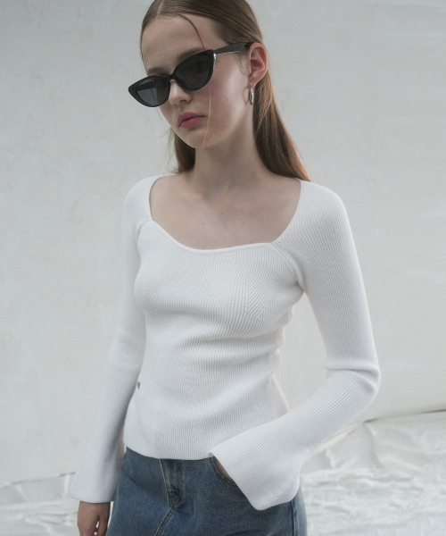 Vivacious(ビバシャス)の「Manon Heart-line Slit Knit - 4COL(ニット/セーター・レディース・ブラック/グレー/アイボリー/チャコール・FREE)」の7枚目の写真