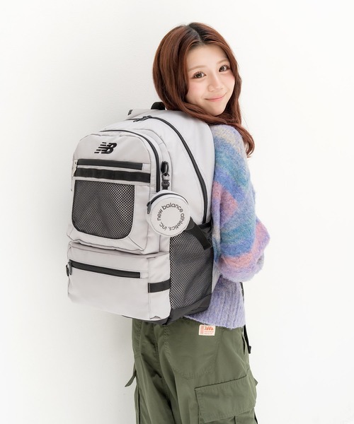 NEW BALANCE(ニューバランス)の「軽量 大容量バックパック ミニポーチ付き 32L(バックパック/リュック・メンズ・ブラック×ブラック/グレー/ブルー/パープル/ブラック・FREE)」の4枚目の写真