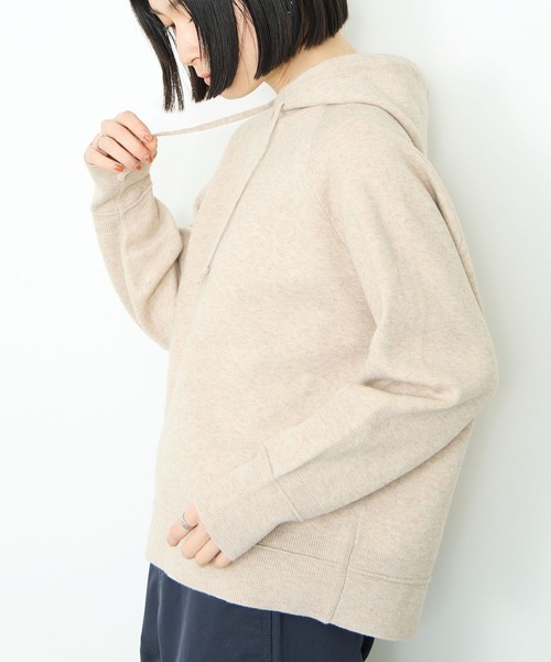 Mac-House(マックハウス)の「Idnes フードニットパーカー(パーカー・レディース・アイボリー/ブラック/チャコールグレー・FREE)」の4枚目の写真