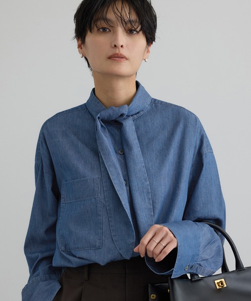 SALON adam et rope'(サロン アダム エ ロペ)の「【WEB限定】フラールボウタイデニムブラウス(シャツ/ブラウス・レディース・サックスブルー/ブルー系その他4・FREE)」の2枚目の写真