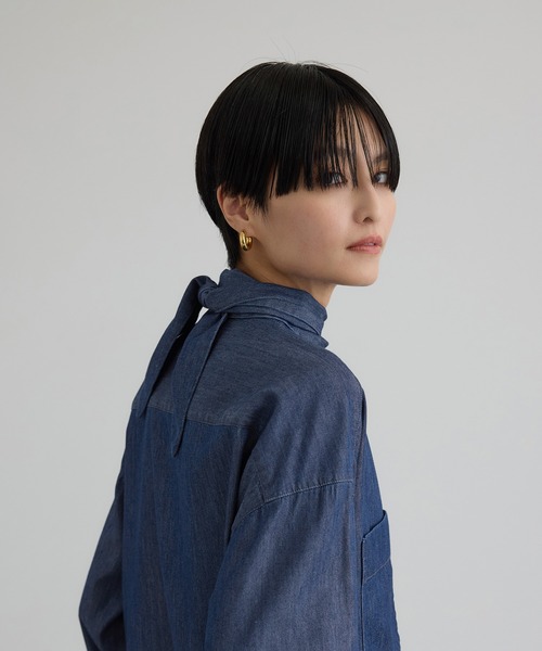 SALON adam et rope'(サロン アダム エ ロペ)の「【WEB限定】フラールボウタイデニムブラウス(シャツ/ブラウス・レディース・サックスブルー/ブルー系その他4・FREE)」の4枚目の写真