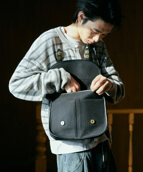 未使用 保管品✨ブラック メッセンジャーバッグ キャンバス × レザー セール】キャンバスレザーバックルクロスバッグ - ブラック