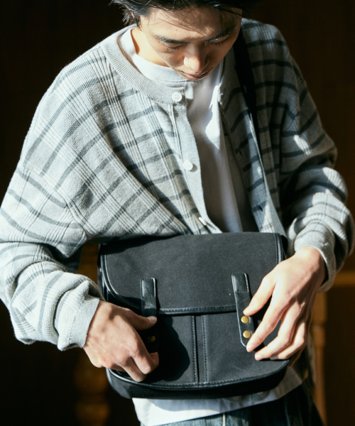 未使用 保管品✨ブラック メッセンジャーバッグ キャンバス × レザー セール】キャンバスレザーバックルクロスバッグ - ブラック