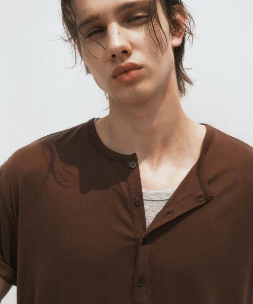 NOIRER(ノイア)の「レイヤードヘンリーネックハーフスリーブTシャツ(ブラウングレー)(Tシャツ/カットソー・メンズ・その他・48/50/52)」の1枚目の写真