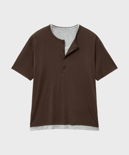 NOIRER(ノイア)の「レイヤードヘンリーネックハーフスリーブTシャツ(ブラウングレー)(Tシャツ/カットソー・メンズ・その他・48/50/52)」の2枚目の写真