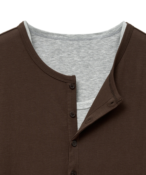NOIRER(ノイア)の「レイヤードヘンリーネックハーフスリーブTシャツ(ブラウングレー)(Tシャツ/カットソー・メンズ・その他・48/50/52)」の4枚目の写真