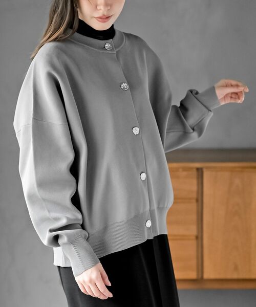 rps（アールピーエス）の「ゴールドボタンクルーネックスポンジニットカーディガン（カーディガン/ボレロ・レディース・グレー/ブラック/シルバーグレー/グレイッシュブルー・フリー）」の3枚目の写真